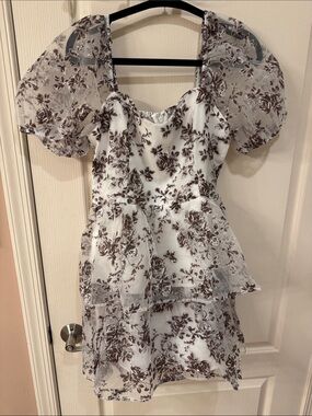 Girls White Floral Tiered Dress with Puff Sleeves L NWT
